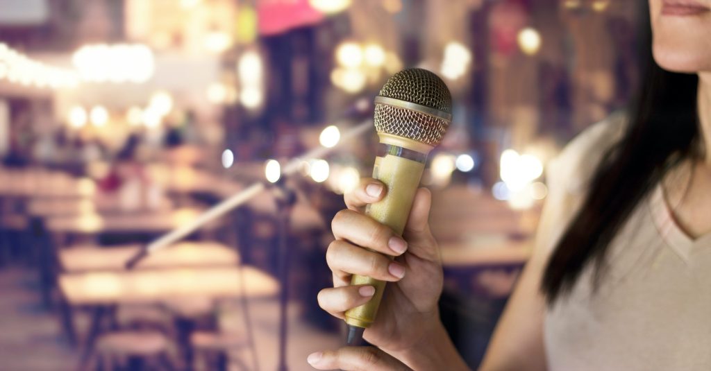 Microfono igienizzato e distanza sociale ma si torna a cantare (Shutterstock)