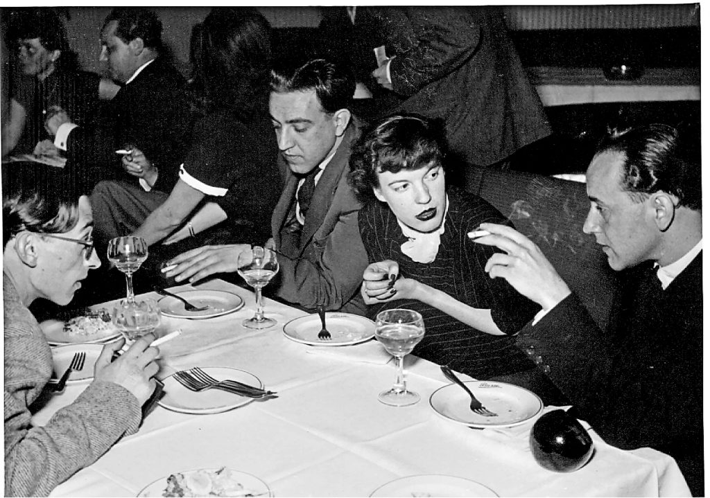 Da destra Paul Celan e Ingeborg Bachmann con Reinhard Federmann in ultimo a sinistra. Maggio 1952.  ( © Hans Müller, Amburgo)
