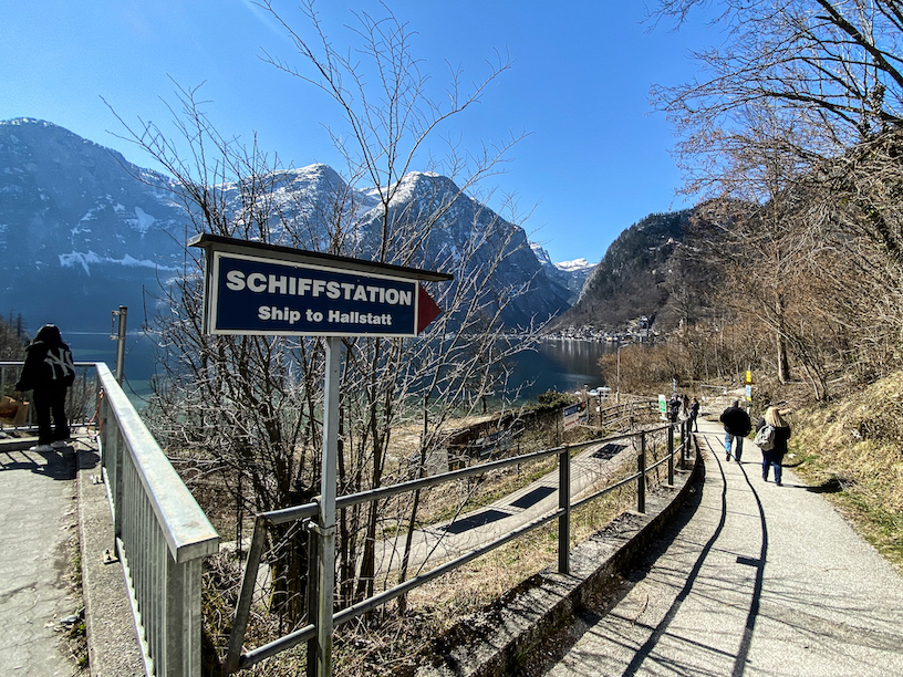 La stazione è sul lato opposto del lago rispetto ad Hallstatt; il paese si raggiunge in pochi minuti di traghetto