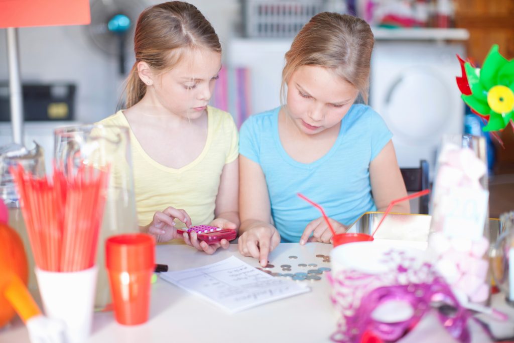 L'educazione a un uso consapevole del denaro è auspicabile fin dall'infanzia (Marka)