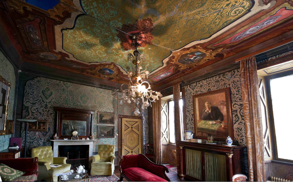 La sala di casa Guidini a Barbengo, sulla parete il ritratto di Augusto Guidini dipinto da Attilio Balmelli (F.&M.Papetti)