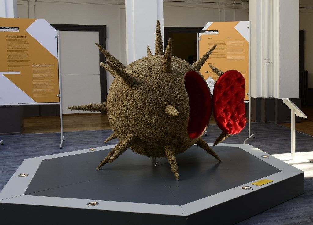 L’installazione «Parazite» di Gilles Perez: mina navale, ma anche virus e riccio marino da osservare all’esterno e sperimentare all’interno (M. Marazzi, Uff. dei corsi d’acqua)