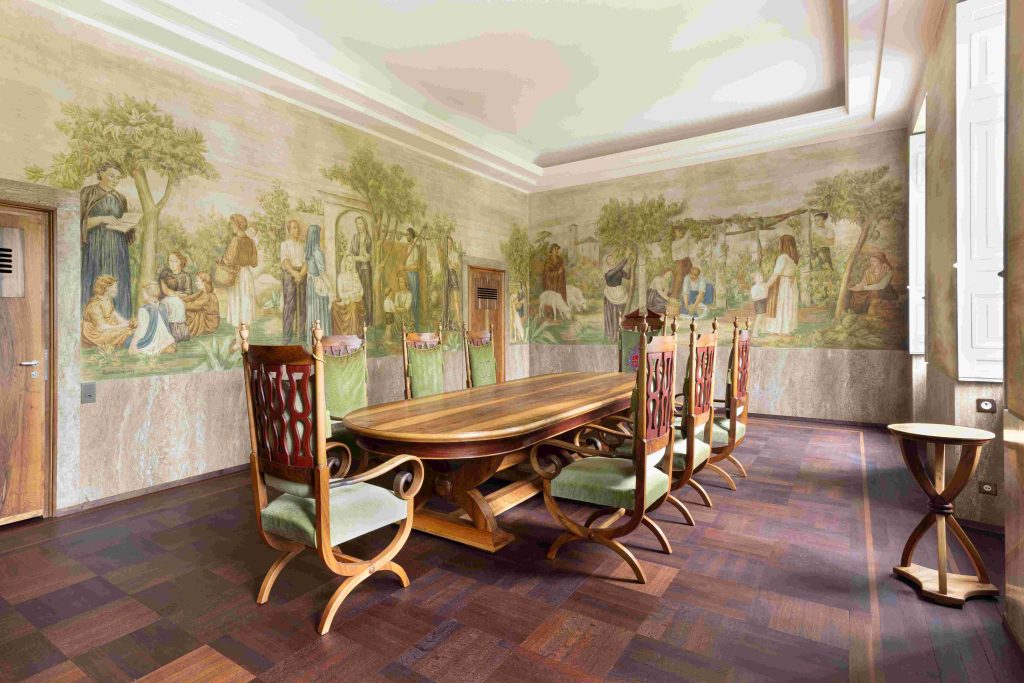 La Sala dei matrimoni di Palazzo civico è stata affrescata dalla pittrice Rosetta Leins e arredata con mobili dell’architetto e artista Mario Chiattone.