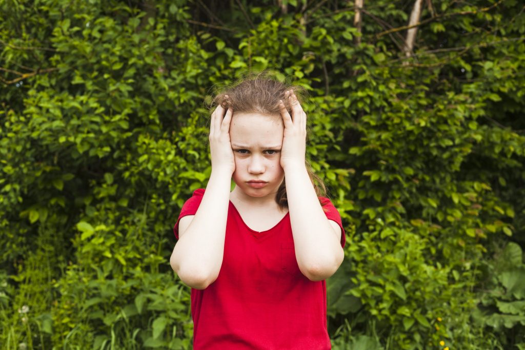 Un bambino che si tappa le orecchie può agire in questo modo per proteggersi da stimoli ambientali per lui eccessivi (Freepik.com)