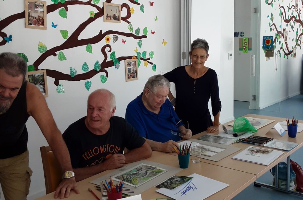 La signora Bruna volontaria al Centro diurno di Maggia durante un’attività creativa proposta agli utenti