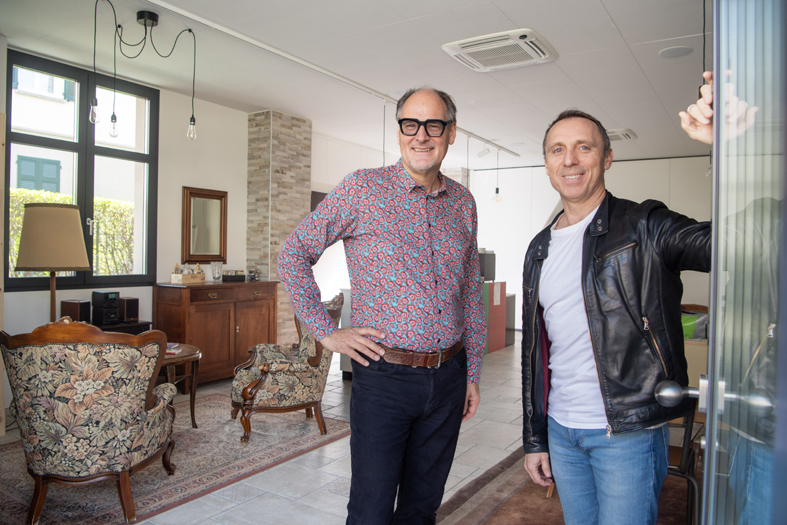 Nuova portineria di quartiere ManoVella. Da sin. Roberto Fridel, Vice Presidente Aila-Oil con Carmine Miceli, Responsabile Servizio Lavoro Sociale Comunitario Fondazione Pro Senectute Ticino e Moesano (© Ti-Press)