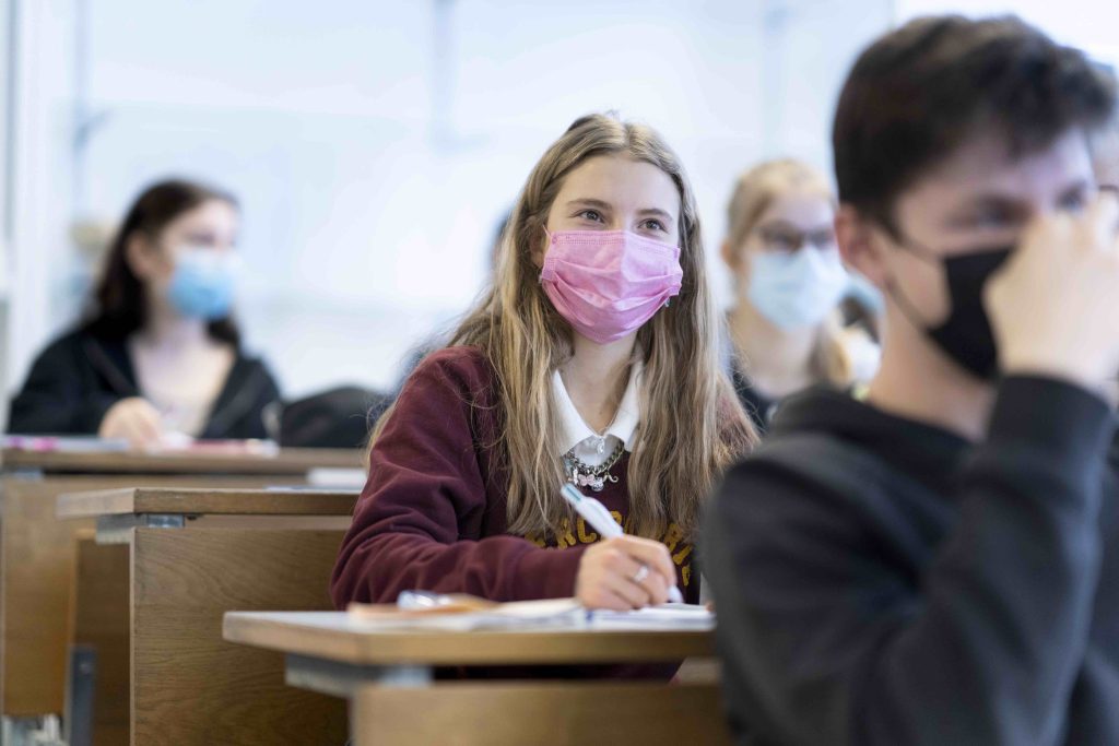 Le restrizioni hanno trasformato la scuola da obbligo quotidiano in unico luogo di incontro e attività fuori casa (Keystone)