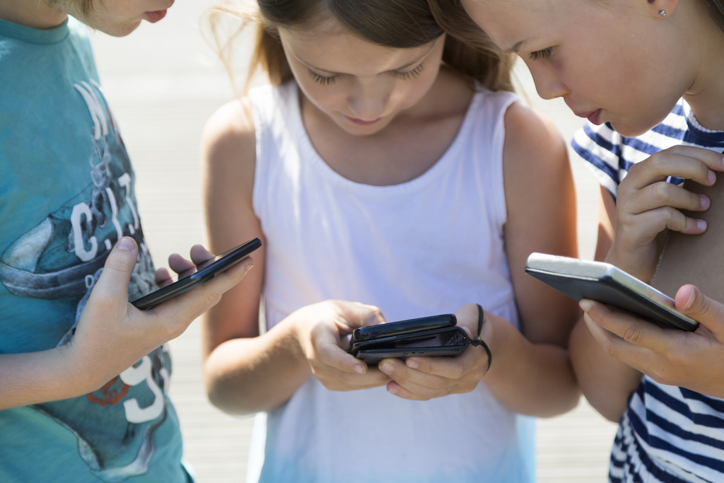 Dalla quinta elementare si affronta il tema dell’uso dello smartphone (Keystone)