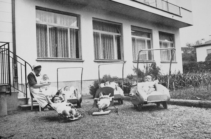 Una foto d’epoca dei bambini accolti con le loro madri nella casa di Besso, proprietà dell’Ordine Francescano Secolare della Svizzera italiana