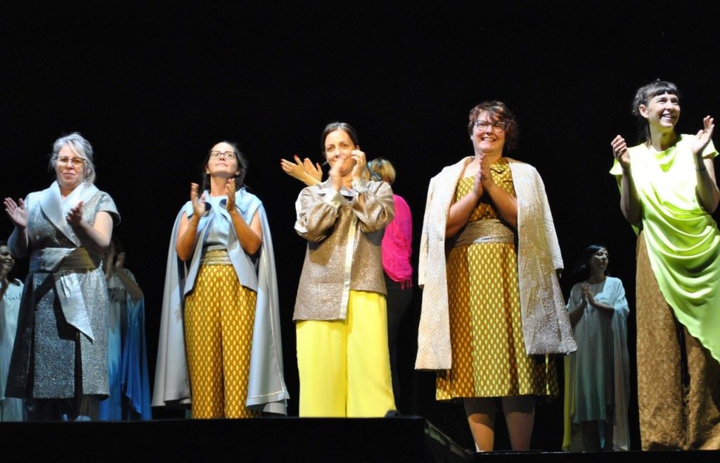 Un momento della sfilata che si è tenuta a ottobre al Teatro sociale di Bellinzona, frutto della collaborazione con l’associazione «Anna dai capelli corti» la quale sostiene le giovani donne colpite da tumore al seno (SAMS Lugano)