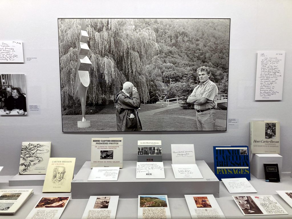 Cartier-Bresson e Léonard Gianadda, nella fotografia, con alcune cartoline (Manuela Mazzi)