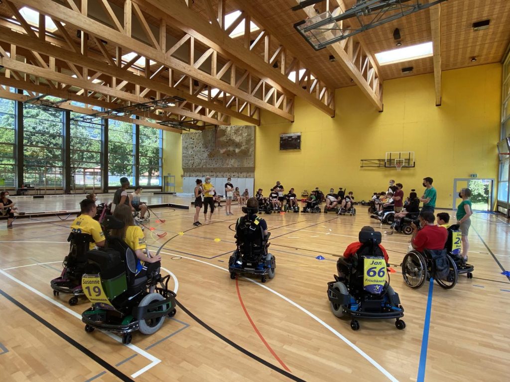 La squadra dei Cyber Falcons, con le altre due squadre d’Oltregottardo, a Camignolo (Sport svizzero in carrozzella)