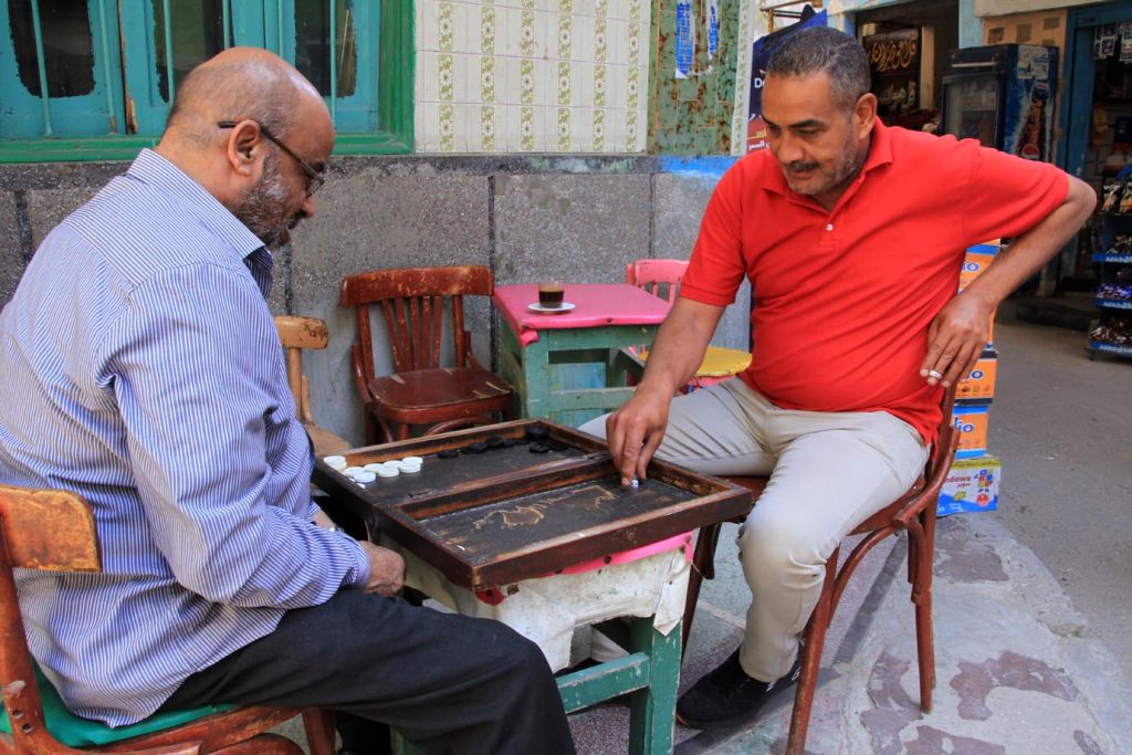 Oziare giocando a backgammon in strada