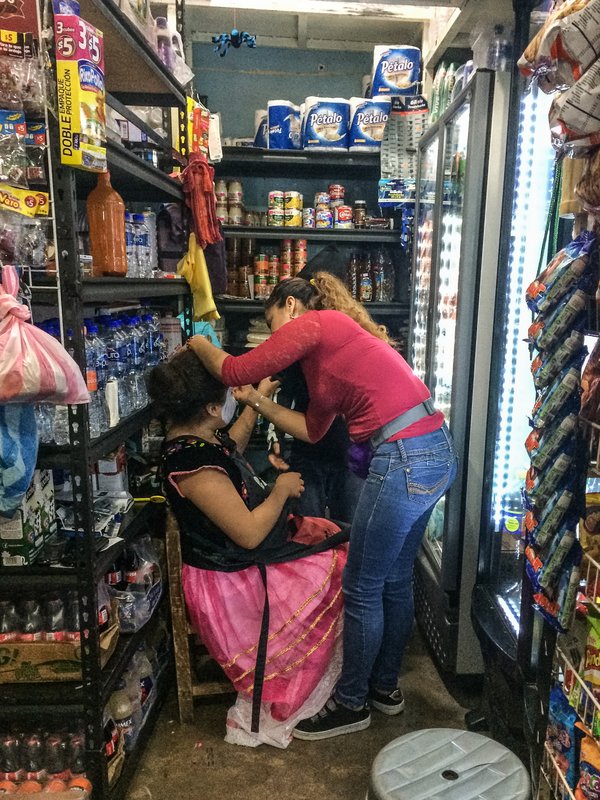 Preparazione trucco prima dei festeggiamenti notturni (S. Dalla Valle)