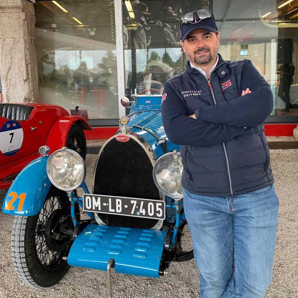 Il gentleman-driver Alfonso Rizzo e la Bugatti blu T 23 del 1925 con cui ha partecipato all’edizione 2019 della Mille Miglia con il numero di gara 21.
