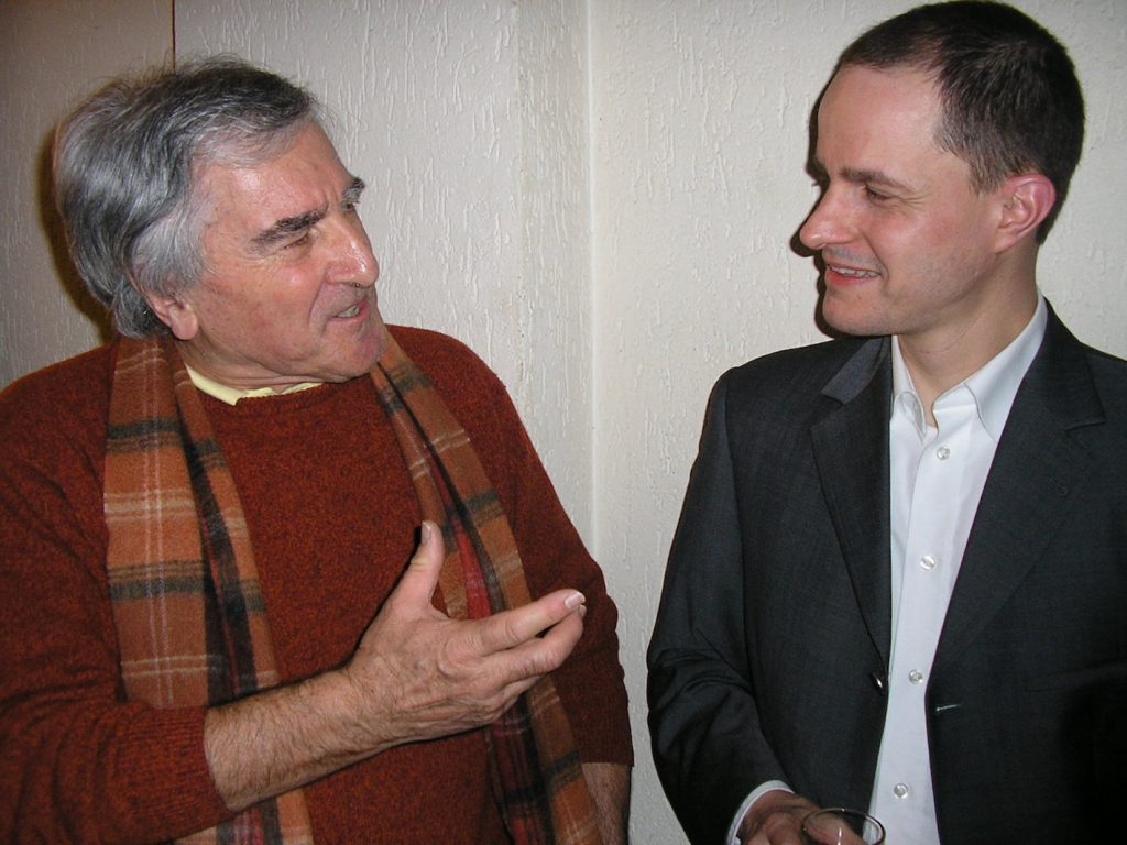 A sinistra Aldo Sandmeier, scomparso di recente all’età di 88 anni, che dialoga con Elmar Frei, batterista svizzero (Alessandro Zanoli)
