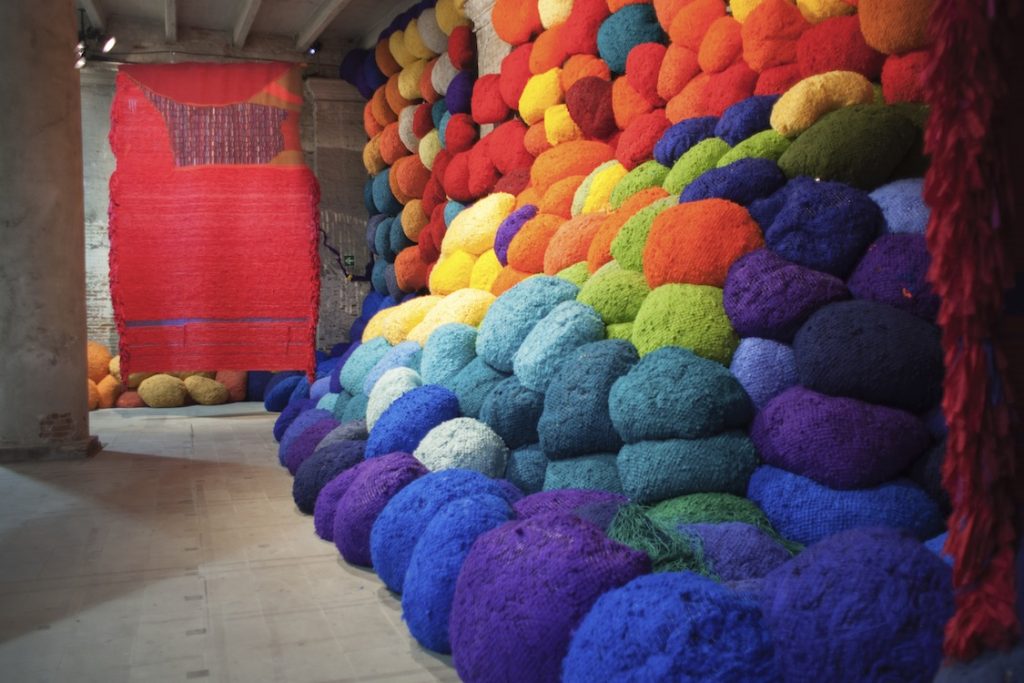 Sheila Hicks, Scalata al di la dei terreni cromatici / Escalade Beyond Chromatic Lands, 2016- 2017(La Biennale di Venezia fotografia di Andrea Avezzù, Italo Rondinella, Francesco Galli, Jacopo Salvi)