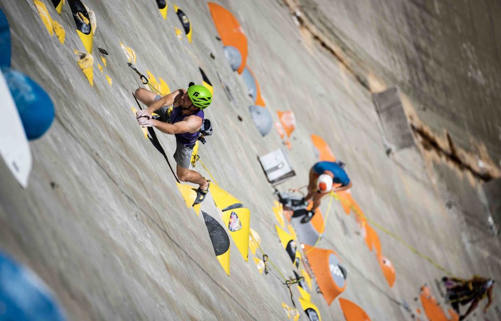 Jacopo Larcher mentre fa bouldering (Willaunders Red Bull Content Pool)