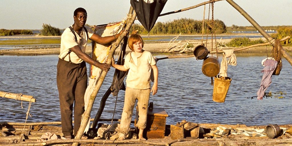 Nella foto i protagonisti del film tedesco Die Abenteuer des Huck Finn, 2012 (YouTube)