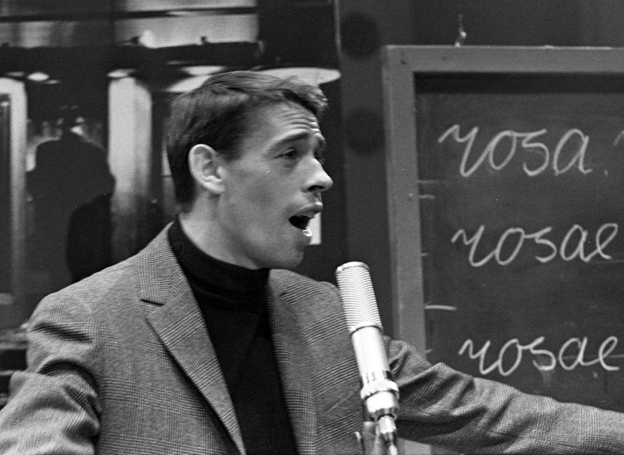 Un giovane Jacques Brel in azione (Foto di Joop van Bilsen, Wikimedia)