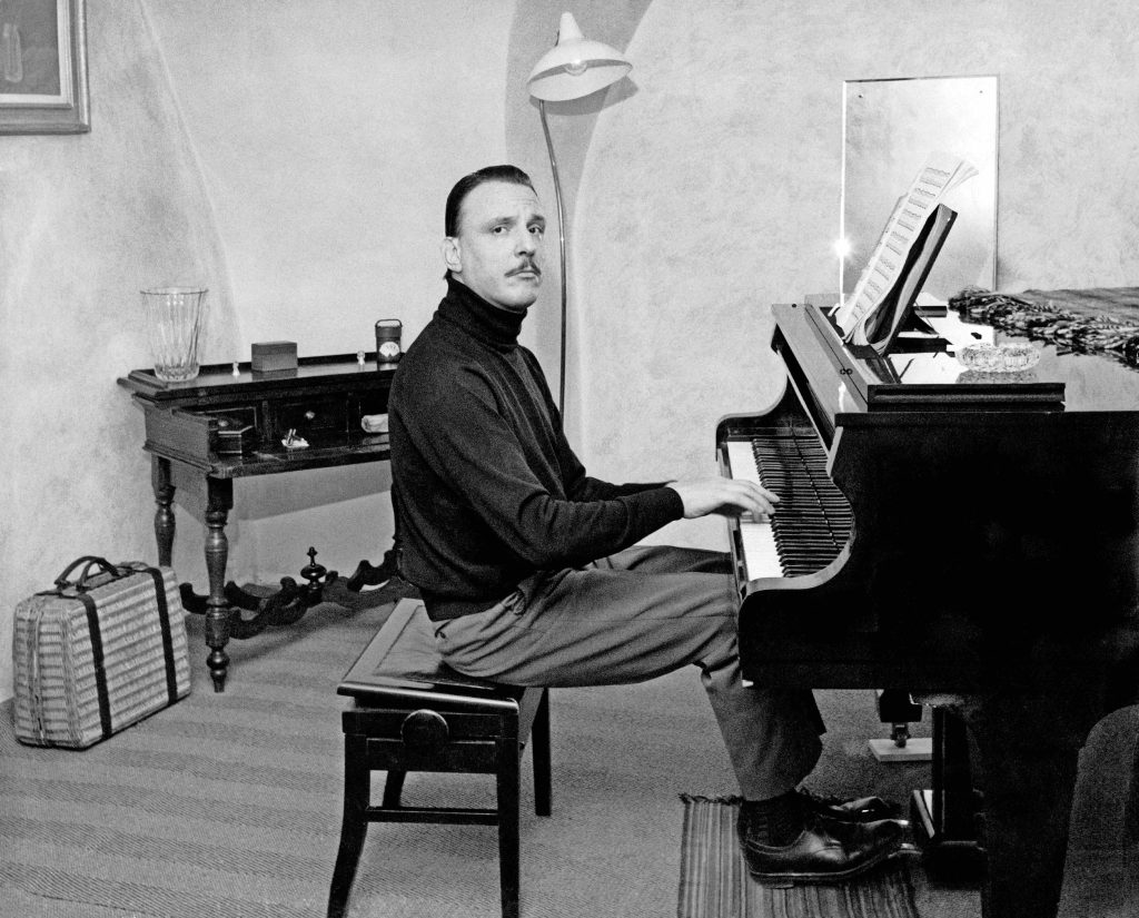 Il pianista Arturo Benedetti-Michelangeli al piano nella sua casa di Pura, 1966 (Keystone)