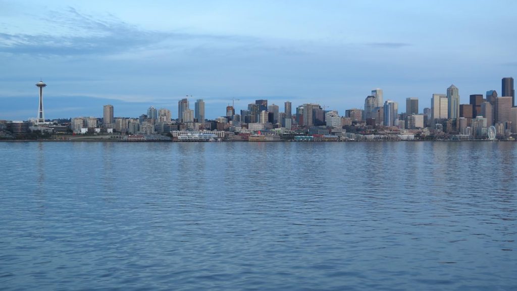 Lo Skyline di Downtown Seattle visto da Elliott Bay