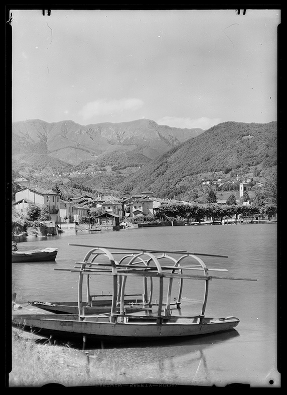 A Caslano nel 1939: tipica barca ad arcioni, un tempo assai diffusa fra i pescatori con reti sul lago Ceresio. Foto di Vincenzo Vicari (per gentile concessione dell’Archivio storico della città di Lugano)