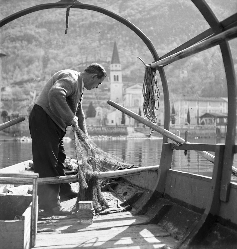 Pescatore con reti a Bissone nel 1944. Foto di Vincenzo Vicari (per gentile concessione dell’Archivio storico della città di Lugano)