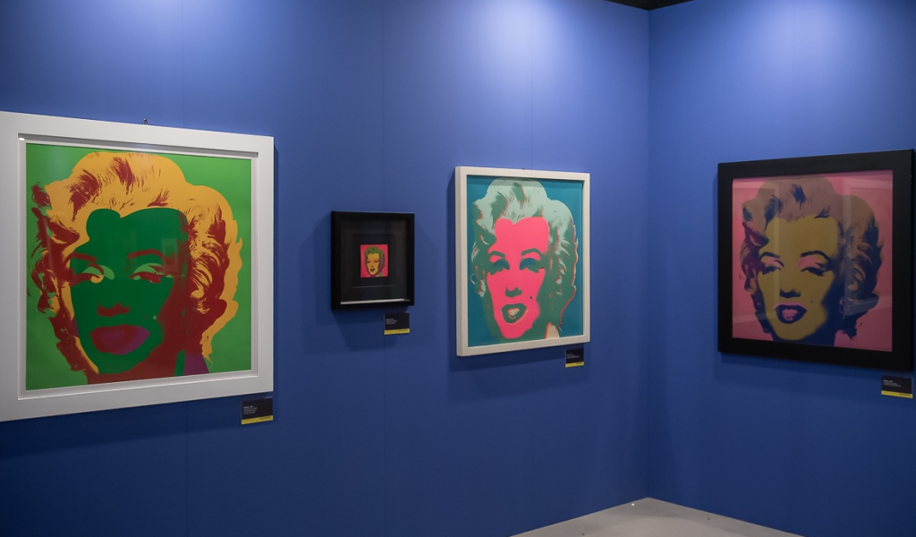 Dettaglio di una sala della mostra con i ritratti di Marylin (© Giovanni Daniotti)