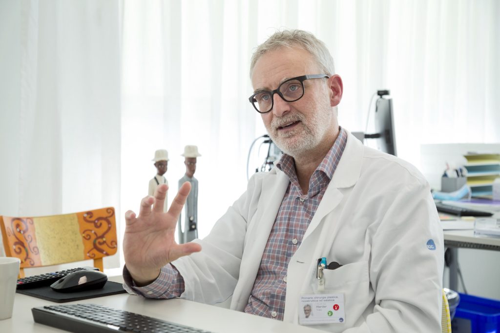 Yves Harder, primario e direttore medico del Servizio di chirurgia plastica, ricostruttiva ed estetica EOC (Stefano Spinelli)