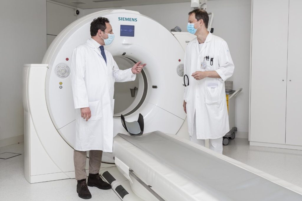 Il professor Filippo Del Grande (a sinistra) e il professor Adam Ogna (a destra), in radiologia (sala TAC) (Stefano Spinelli)