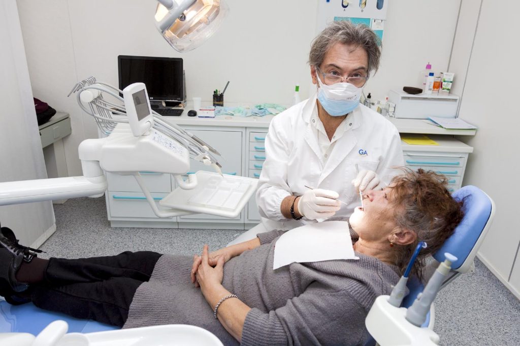 Il medico odontoiatra parodontologo Giuseppe Aronna con una paziente (Stefano Spinelli)