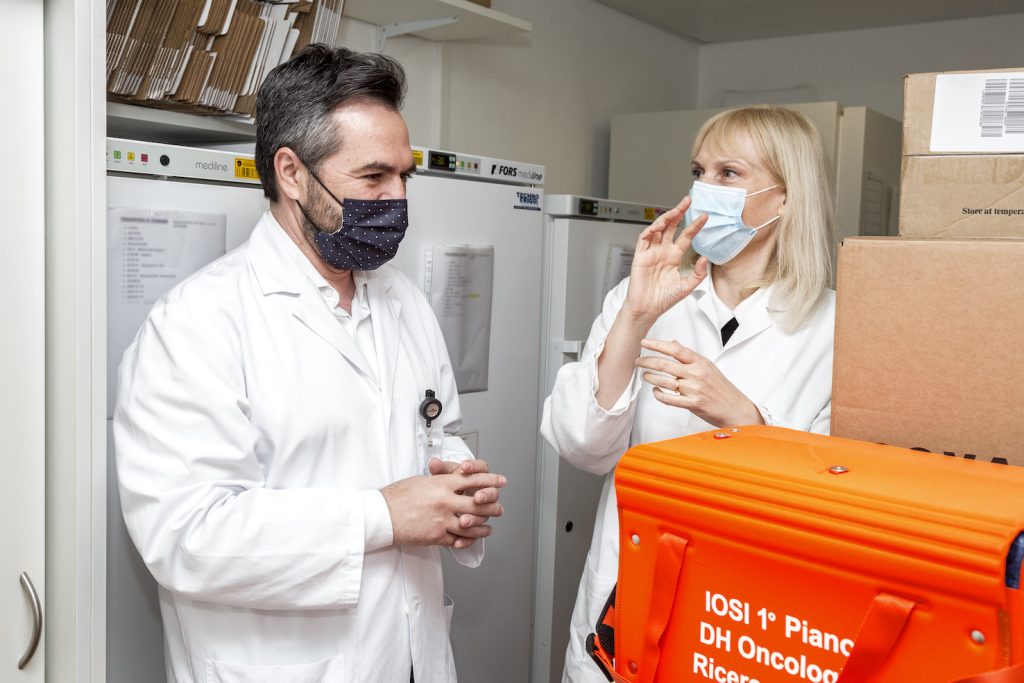 La professoressa Silke Gillessen, direttore medico e scientifico dello IOSI e il dottor Anastasios Stathis, responsabile medico della Ricerca IOSI (Stefano Spinelli)