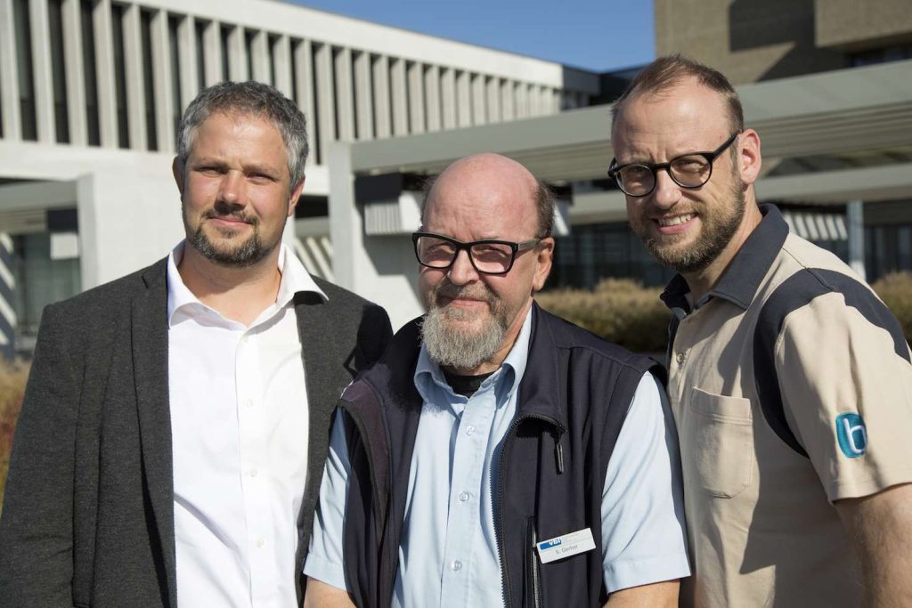 Da sinistra: Jonas Meier, capo del Centro per l'integrazione occupazionale; Simon Gerber; Michael Hofer, capo della tecnologia ortopedica / calzaturiera (Stefano Spinelli)