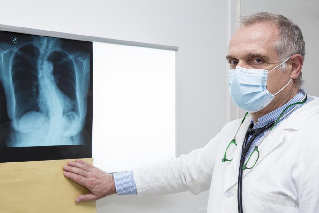 Il dottor Pietro Antonini lavora a contatto coi degenti Covid-19 alla Clinica Luganese (Stefano Spinelli)