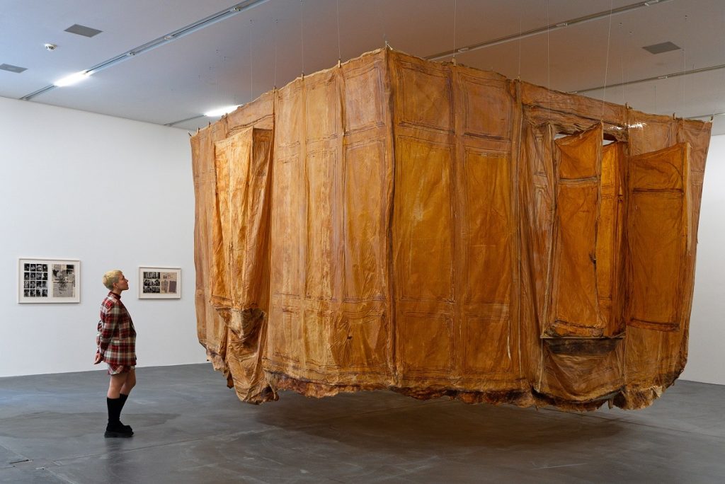 Heidi Bucher, Hautraum (Ricks Kinderzimmer, Lindgut Winterthur), 1987 (Coll. MM; Foto: Studio Stucky)