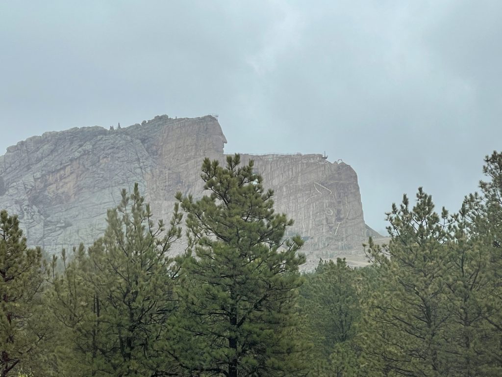 In lontananza il profilo di Cavallo Pazzo scolpito dall’artista Korczak Ziolkowski. L’opera è immersa nelle Black Hills del South Dakota