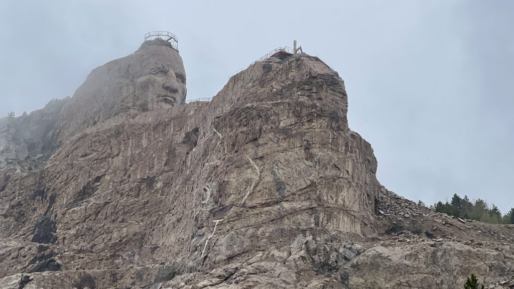 Il sito del monumento ispirato al legendario Tasunke Witko, della banda Oglala Lakota conosciuto come Cavallo Pazzo