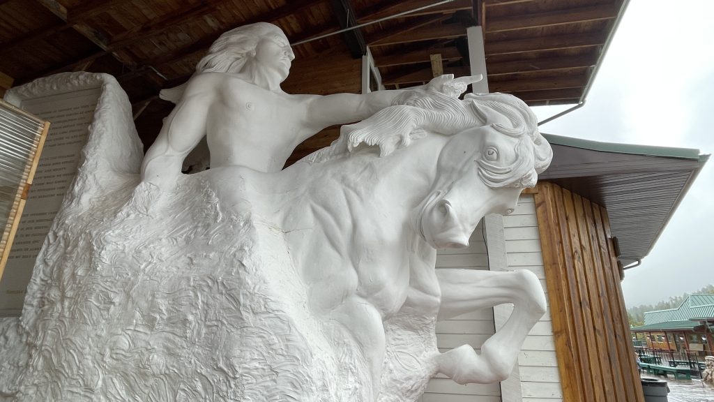 Una replica in miniatura del progetto finale del monumento a Cavallo Pazzo. Non è ancora chiaro quando l’opera verrà ultimata