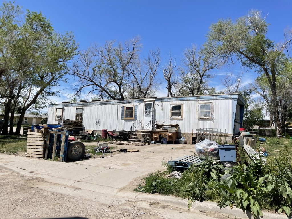 Case fatiscenti riserva di Pine Ridge. Le chiamano «mobile home», costruzioni fragili di legno e lamiera, senza fondamenta. Molte sono abbandonate all’incuria