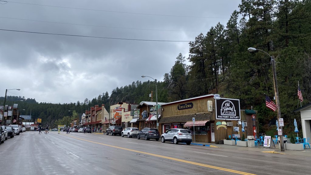 Sono tanti i villaggi che punteggiano l’area che circonda il Mount Rushmore National Memorial. A pochi minuti, Keystone offre boutique di souvenir e caffè