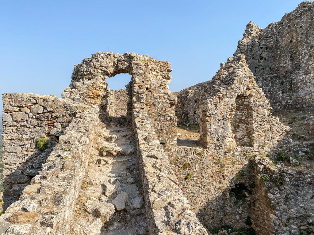 Le mura esterne del Castello di Villehardouin