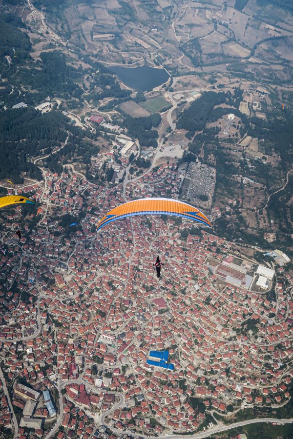 Nei cieli della Macedonia, durante l’ultima gara considerata come una sorta di Campionato mondiale di parapendio Cross-country
