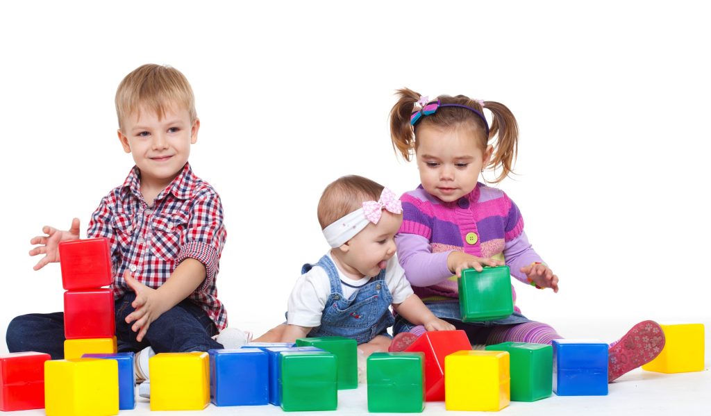 Il bambino impara agendo, osservando e attraverso lo scambio con gli altri (Marka)