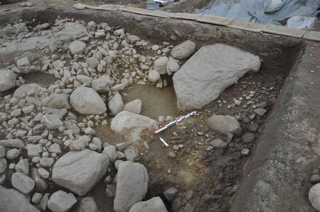 Grosso menhir, originariamente infisso nel terreno e in seguito coricato, con la sua fossa di alloggiamento, Neolitico finale, 2500-2300 a.C. (UBC, M. Gillioz)