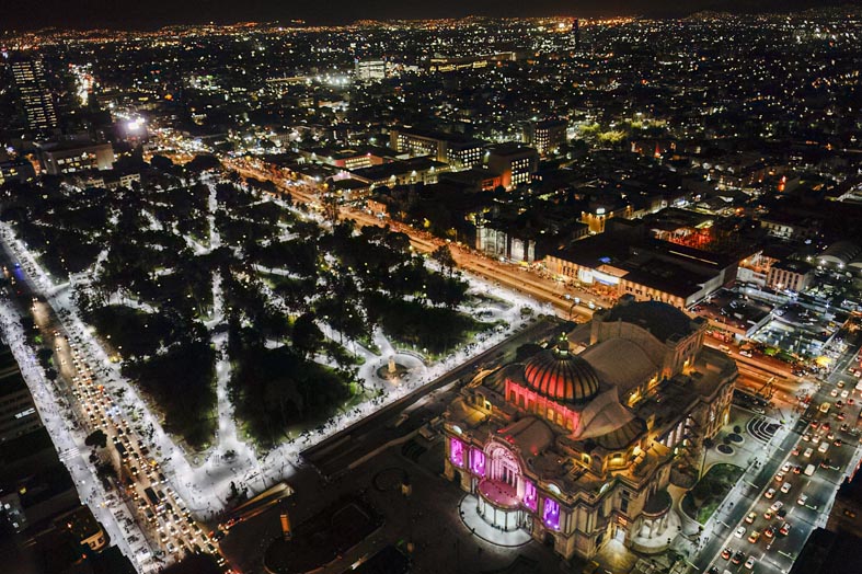 Mexico City. Vista dalla Torre Latinoamericana, dal Centro Culturale Bellas Artes con vista sul rinnovato giardino dell'Alameda