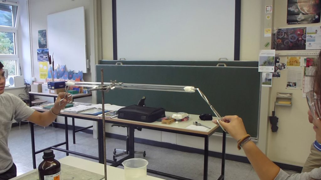 In classe: allievi impegnati a sperimentare una reazione chimica (Martucci)