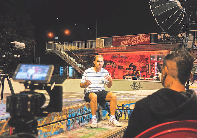 Mattak e Pablo Creti (di spalle) nel documentario (RSI)