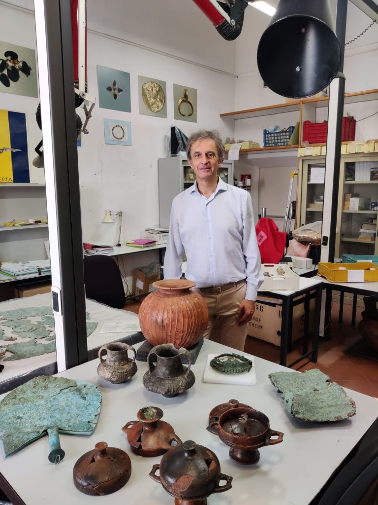 Stéphane Verger, ex direttore del Museo Nazionale Romano, nel laboratorio di restauro