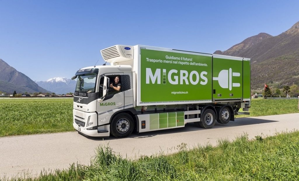 Il camion Volvo FM Electric da 660 CV con sovrastruttura Ackermann Willisau (Comunicazione Migros Ticino)